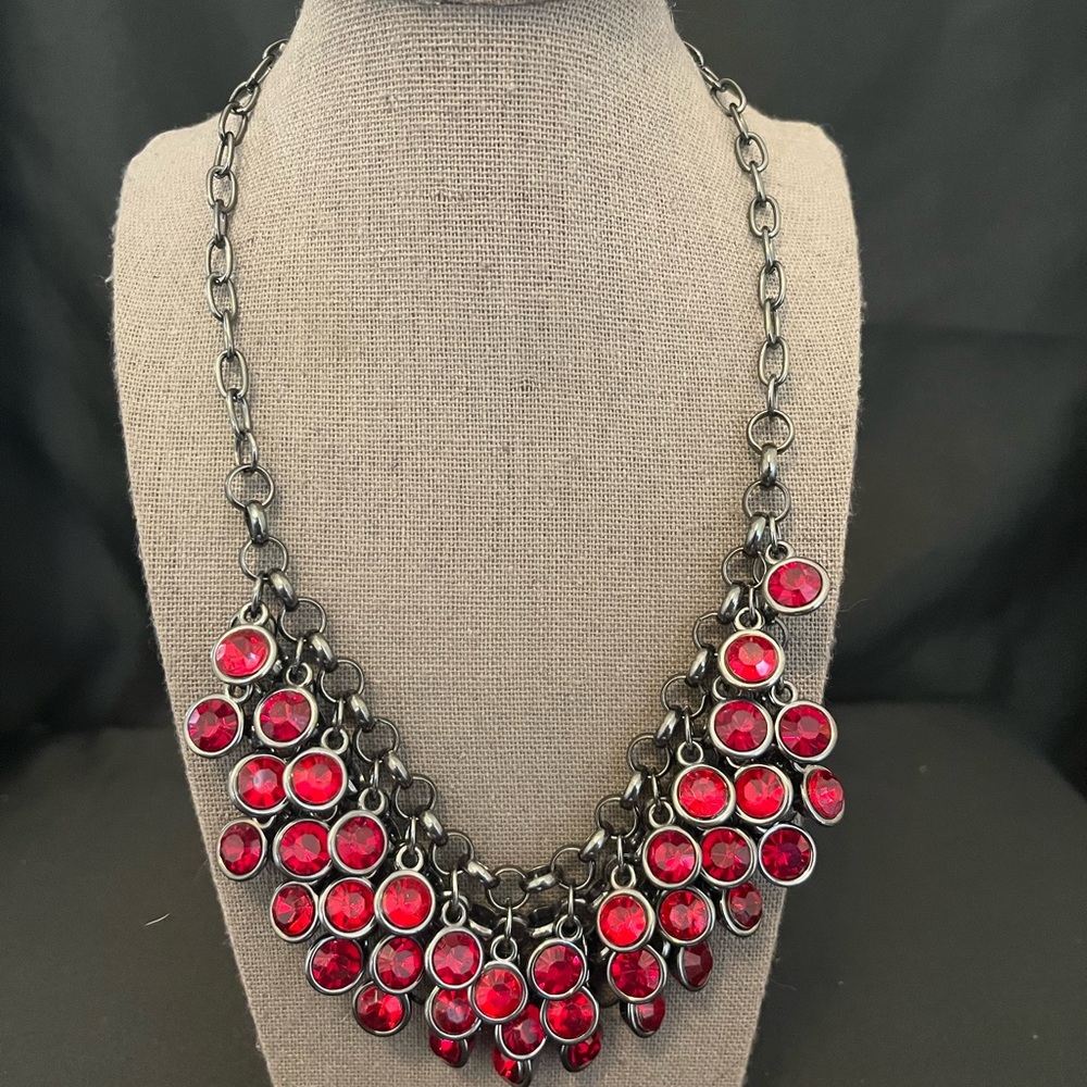 2028 Elegant Red Statement Necklace